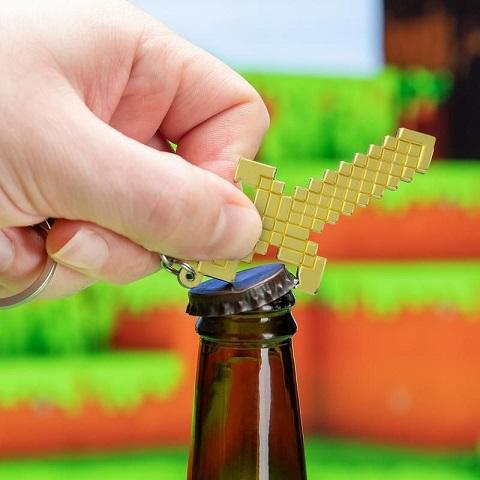 Minecraft gyémántkard formájú üvegnyitós kulcstartó